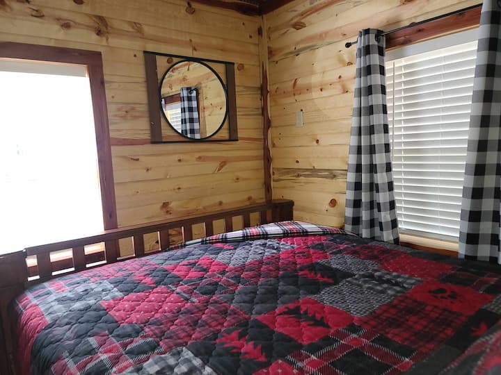 Segundo dormitorio con cama tamaño queen. 