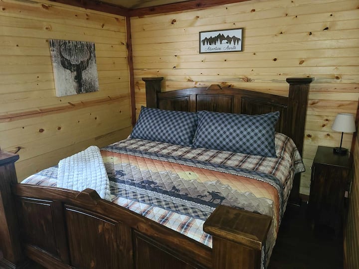 Dormitorio principal con cama tamaño King.