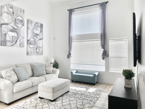 Clean and open remodeled luxury townhouse!