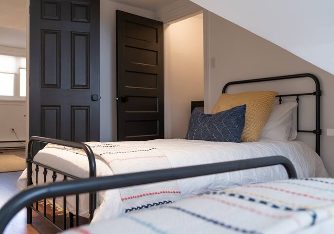 Townhome w Parking- Yorkville Area gallery image 5