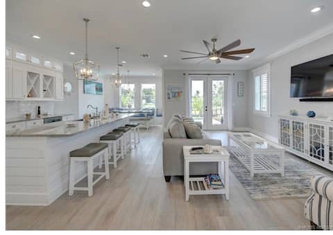 Waterfront 3-BR townhouse with pool and boat dock