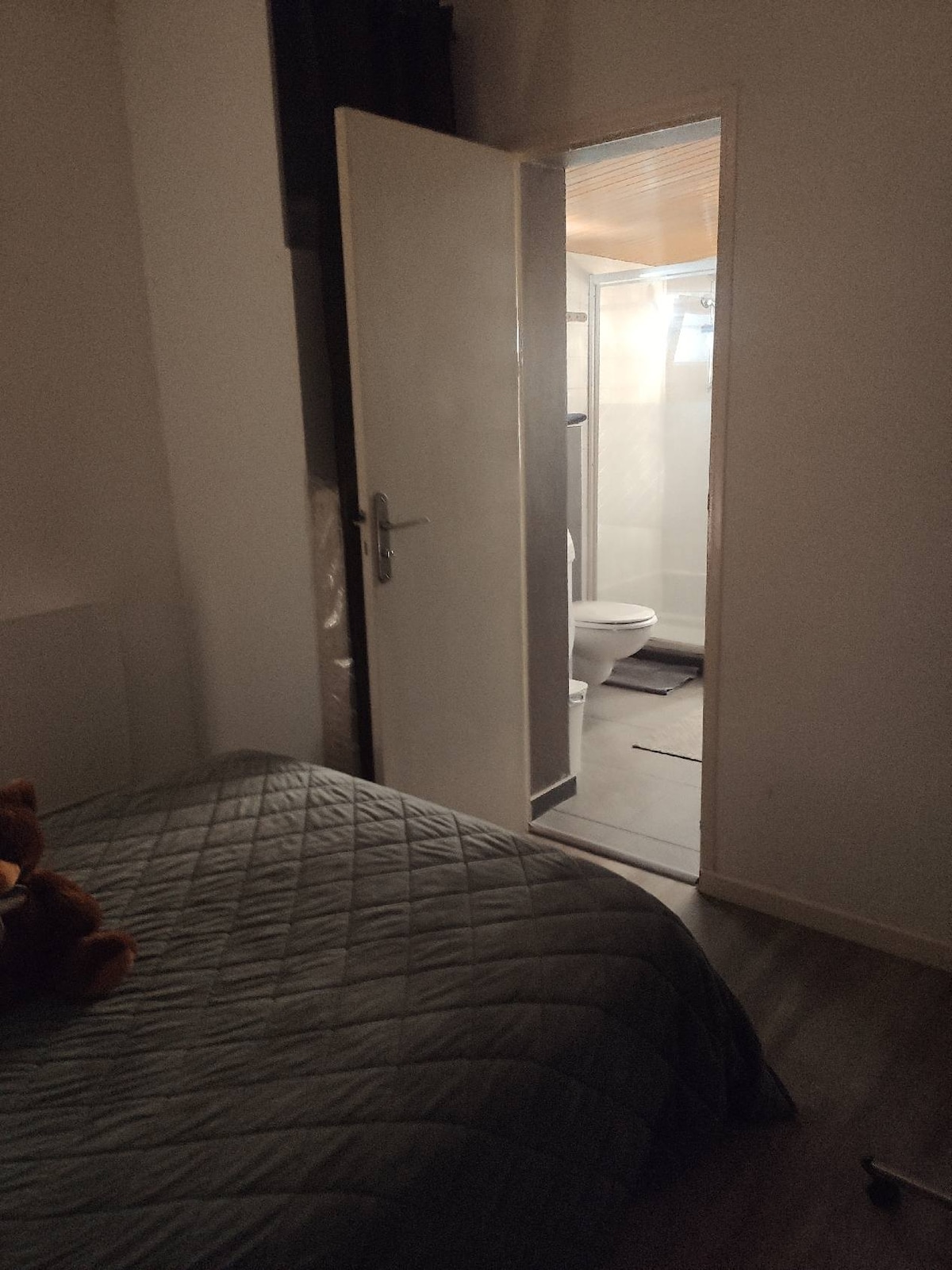 habitación 2, hay que pasar por esta habitación cuando se viene de la habitación 1 para ir al cuarto de baño y a los aseos.