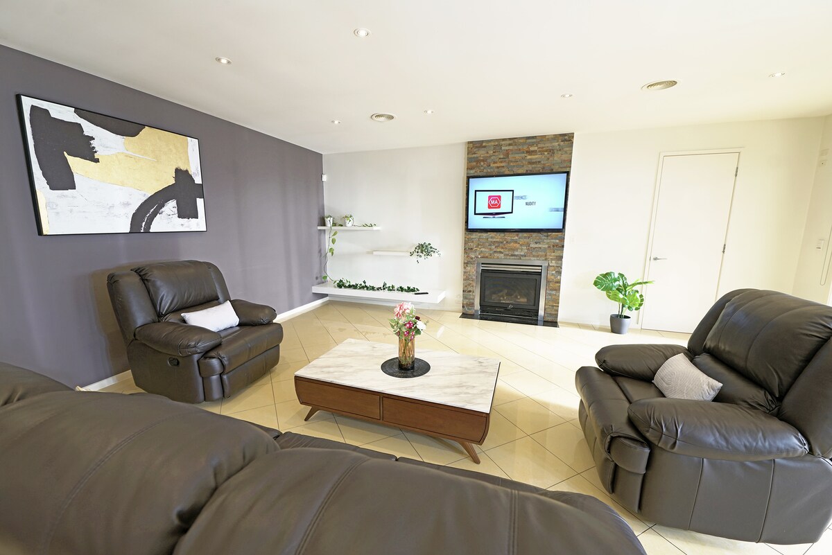 Top Airbnb: Superior Lakeview Big Holiday Villa  7BRM Wifi BBQ in Point Cook