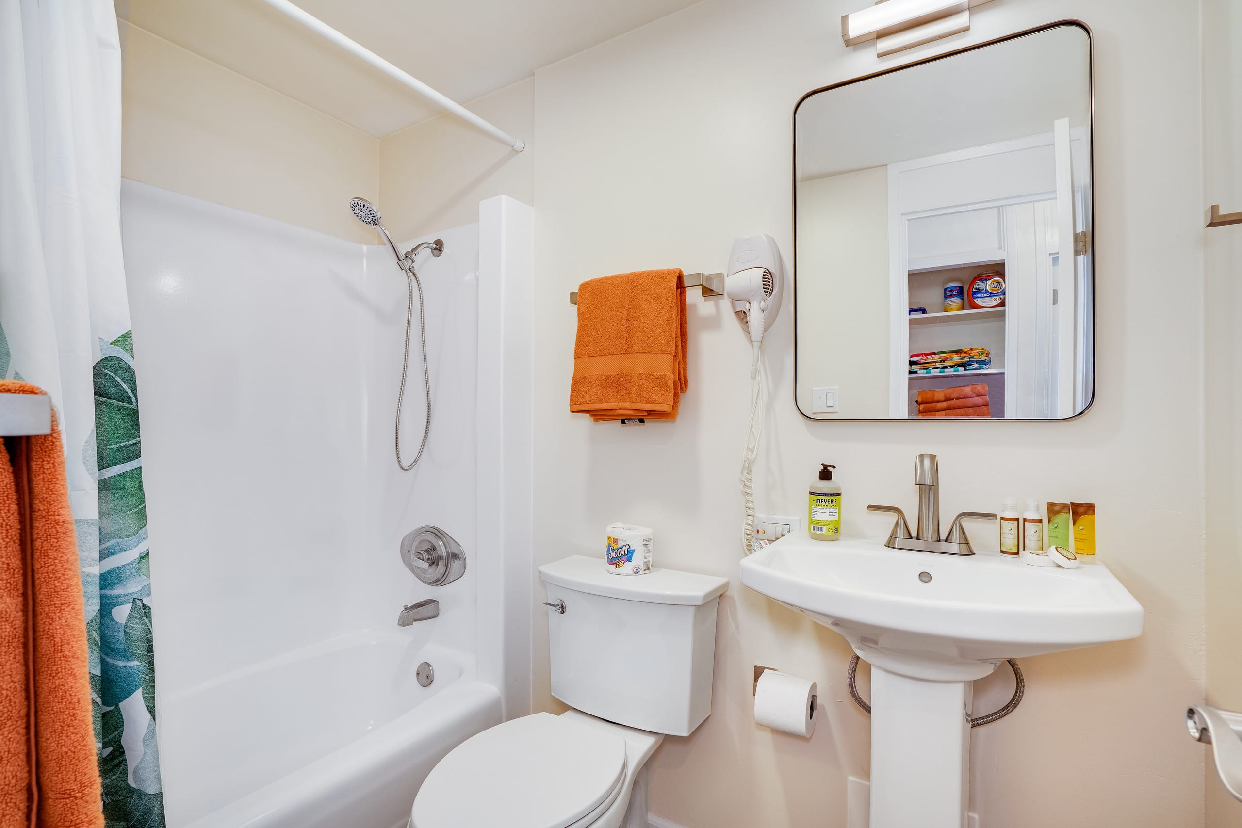 Condo in Honolulu · ★4.73 · 1 bedroom · 2 beds · 1 private bath - Image 8