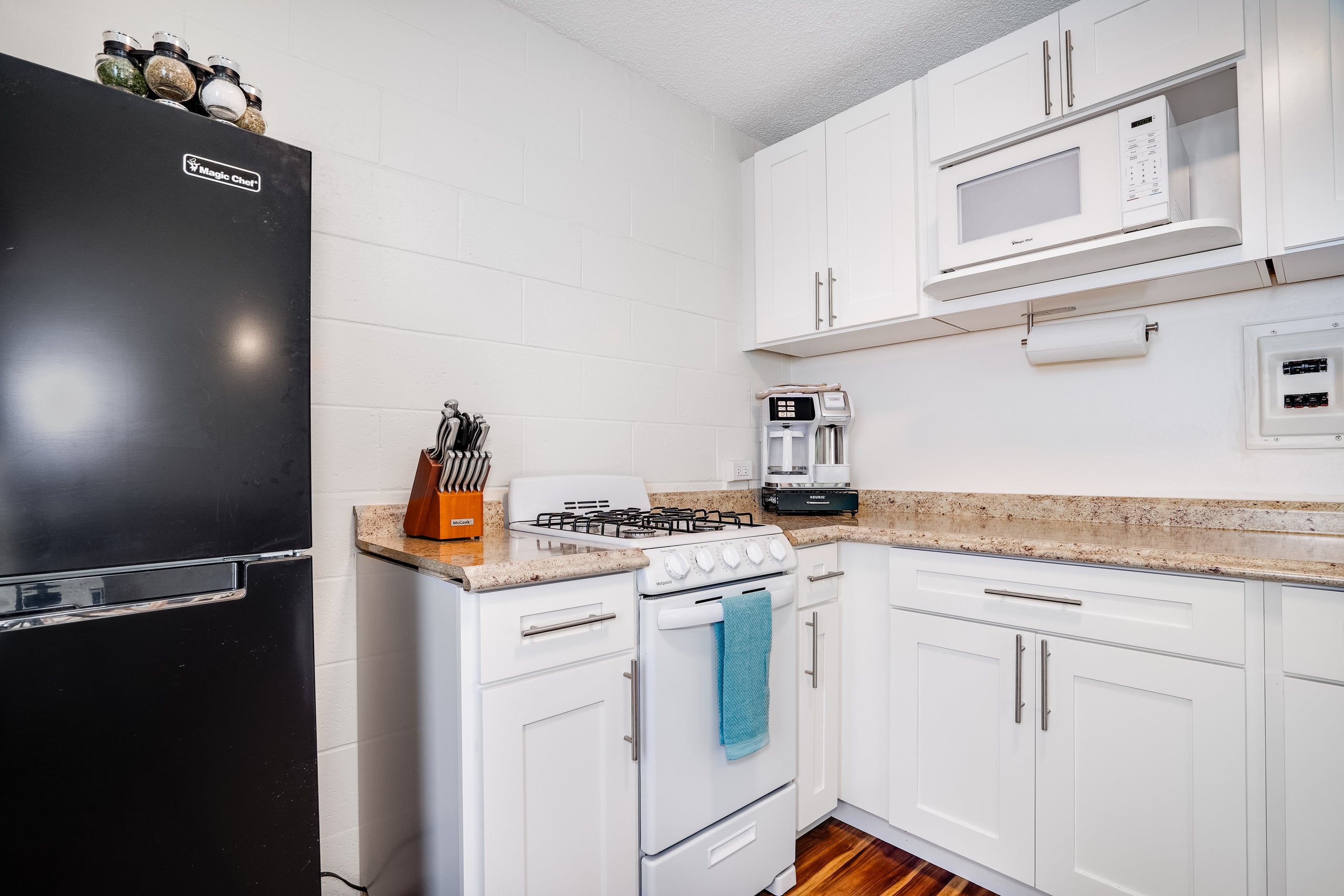 Condo in Honolulu · ★4.73 · 1 bedroom · 2 beds · 1 private bath - Image 11