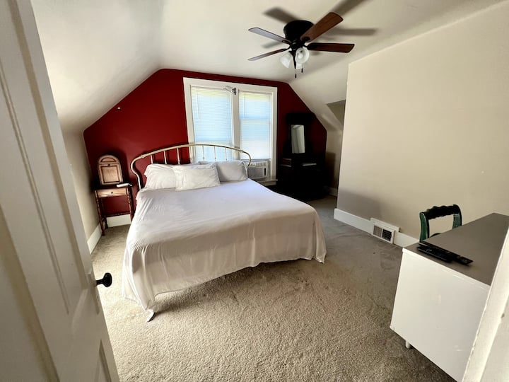 เตียงคิงไซส์ในห้องสีแดงชั้นบน