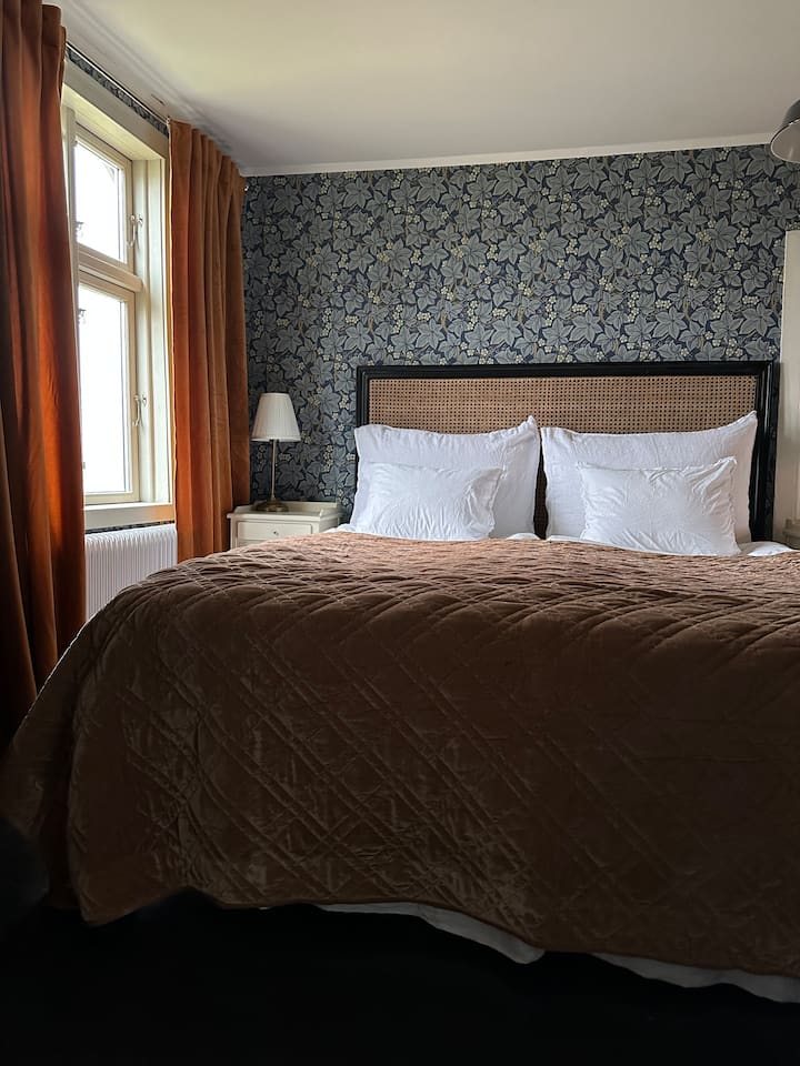 Спална соба 1 - брачен кревет (широк 125 - 149 см)