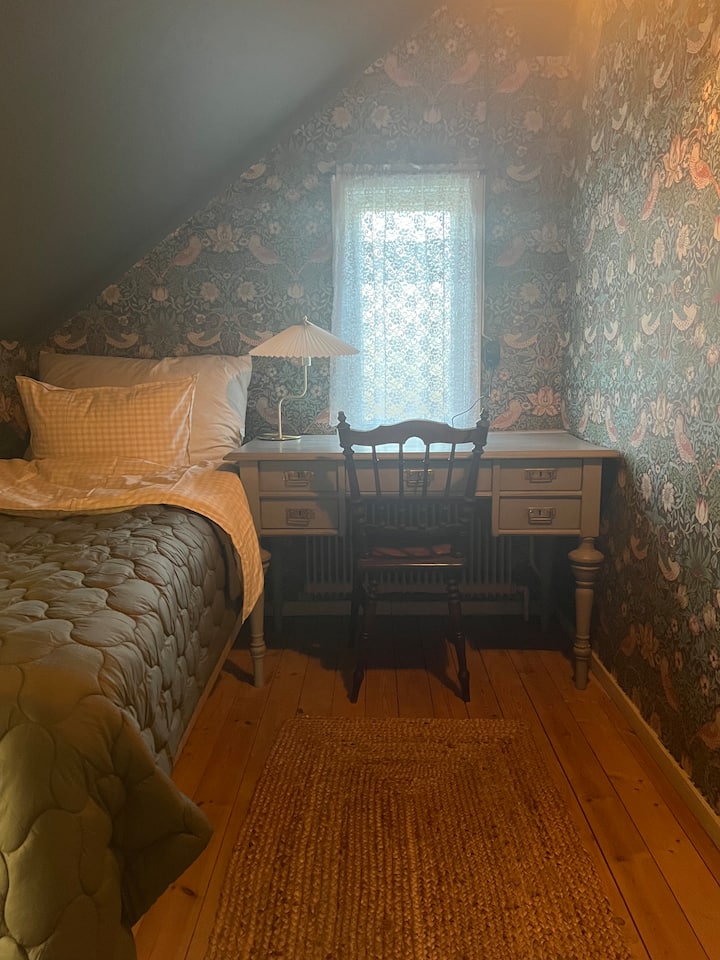 Спална соба 4 - единечен кревет. Допрете од спалната соба 2.