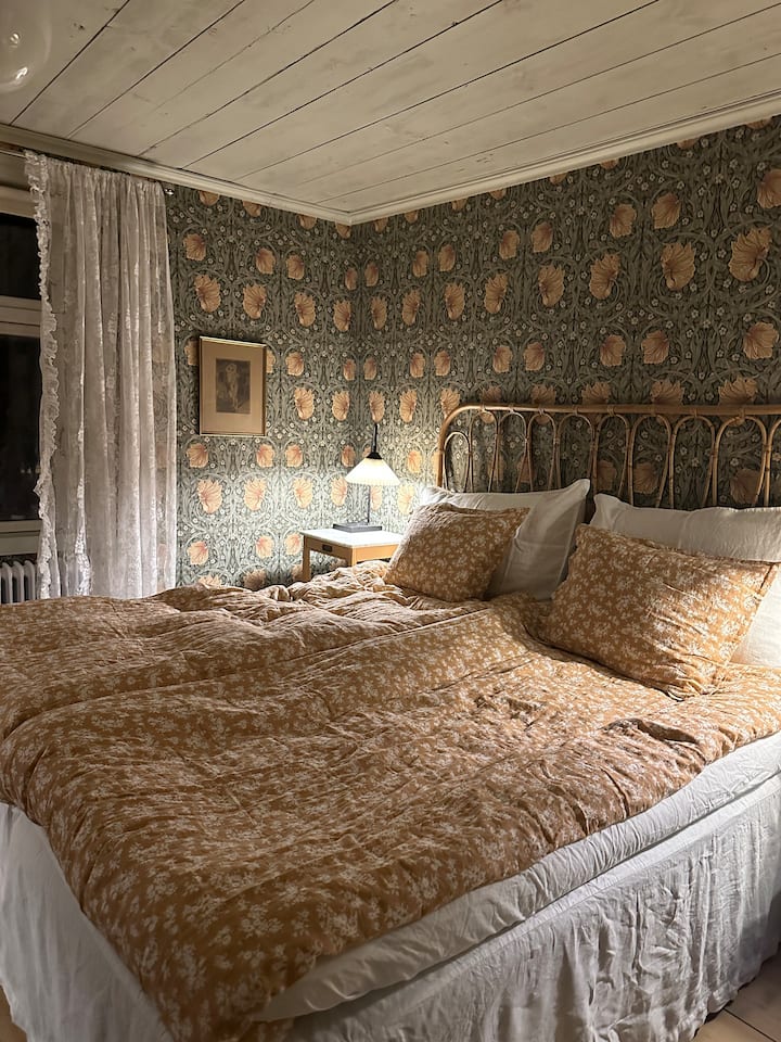 Спална соба 2 - брачен кревет (широк 125 - 149 см)