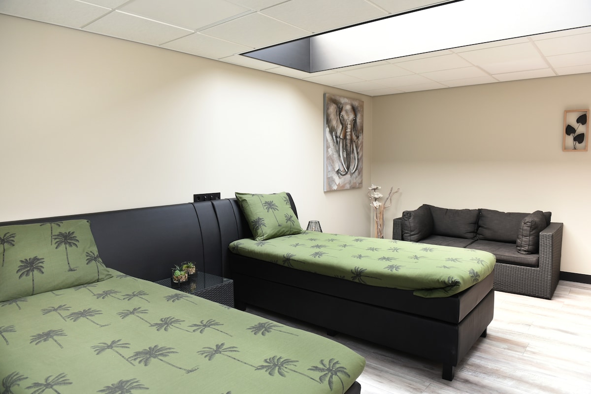 En el lugar del banco hay una cama doble.