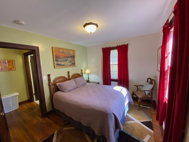 غرفة نوم 2 بسرير بحجم كبير.