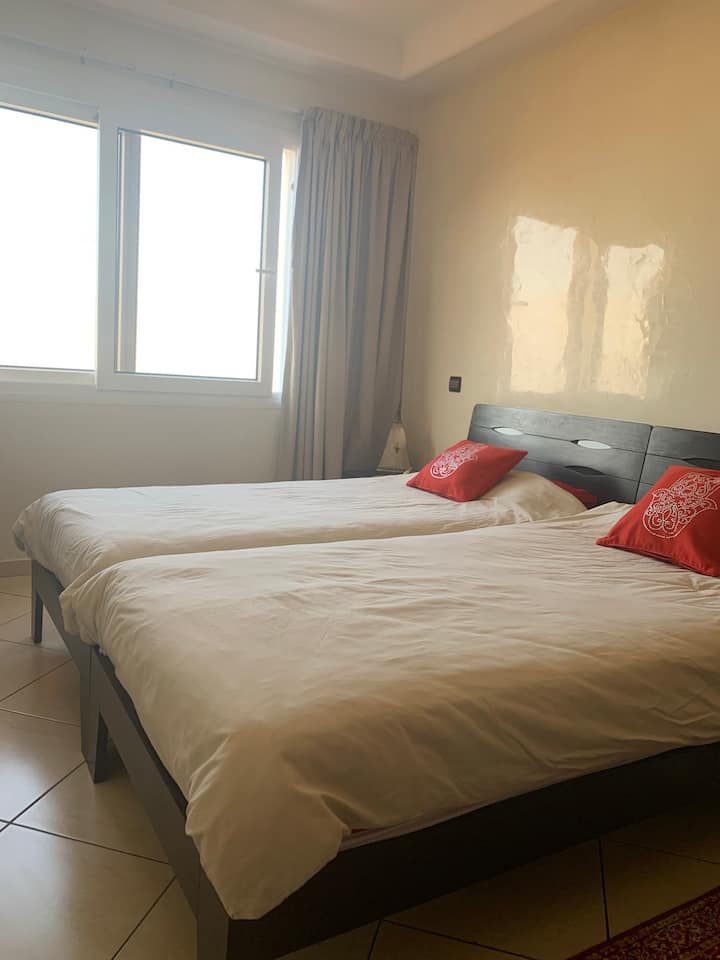 Спалня 2 легла 90x190
Голям гардероб с висящо пространство 
Бюро + столове 
Налични детски книжки и игри 