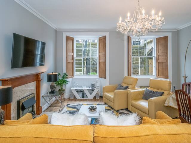 Chic Central 3-Bdr Apartment in Edinburgh New Town