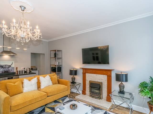 Chic Central 3-Bdr Apartment in Edinburgh New Town gallery image 4
