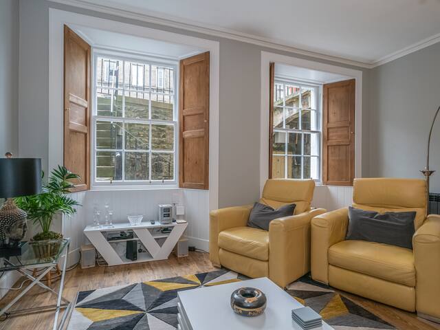 Chic Central 3-Bdr Apartment in Edinburgh New Town gallery image 2