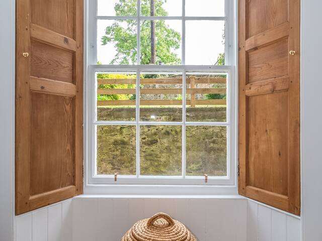 Chic Central 3-Bdr Apartment in Edinburgh New Town gallery image 3