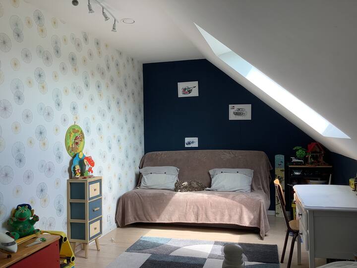 Bedroom 2 : 1 single bed and a very comfortable double sofa bed 
Upstairs