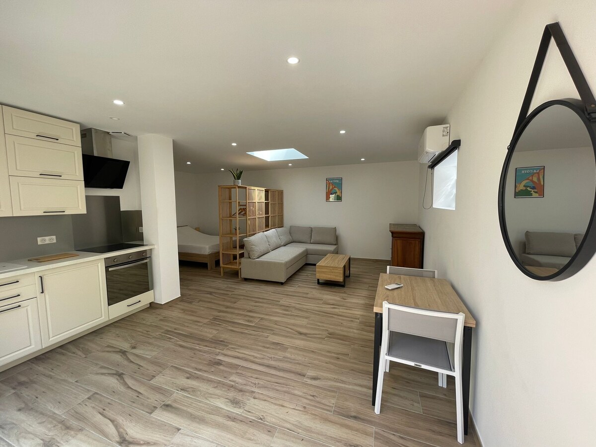 поглед од влезот на студиото. 