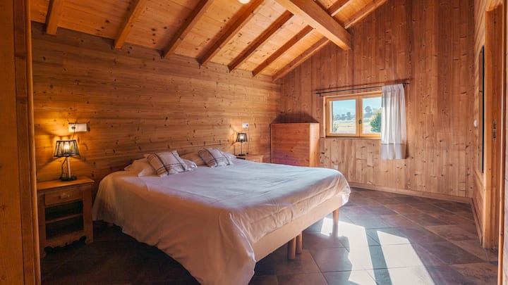 Спална соба 1 на приземје, 2 кревета + 1 дополнителен кревет