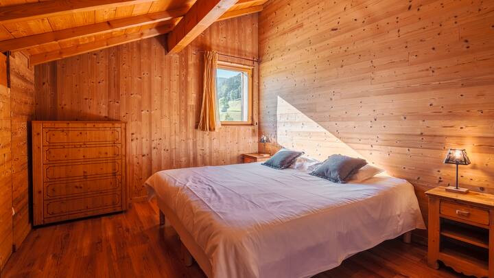 Спална соба 2 на горниот кат 3 кревета + 1 дополнителен кревет