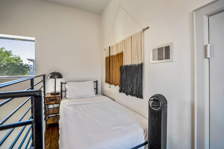 Podkrovie na 4. poschodí oproti strešnej terase. Malý, ale útulný priestor na ubytovanie jednej osoby. 