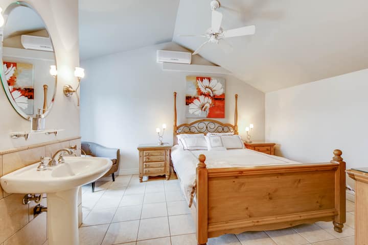 Bedroom 1 : Mezzanine with 1 Queen bed (2 people)