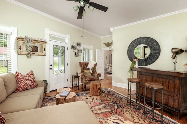 ห้อง★ นั่งเล่น ★
หาที่พักของคุณบนโซฟาที่สะดวกสบายนอนกอดหนังสือดีๆและรวมตัวกับครอบครัวและเพื่อนๆของคุณเพื่อพูดคุยเกี่ยวกับแผนของคุณสำหรับวันนี้ในขณะที่ตื่นตาตื่นใจกับการตกแต่งและรายละเอียดทางประวัติศาสตร์

