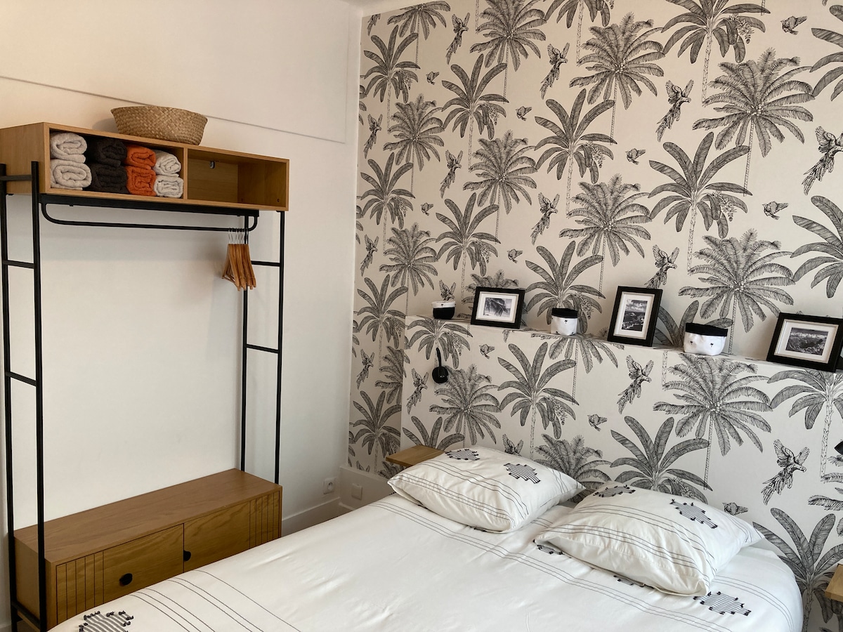 Dhoma e gjumit 2 me 140 krevate, tastierë dhe gardërobë