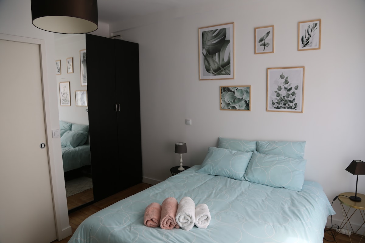 Dhoma e gjumit 1 me tavolinë pune, krevat 160 dhe dhomë zhveshjeje