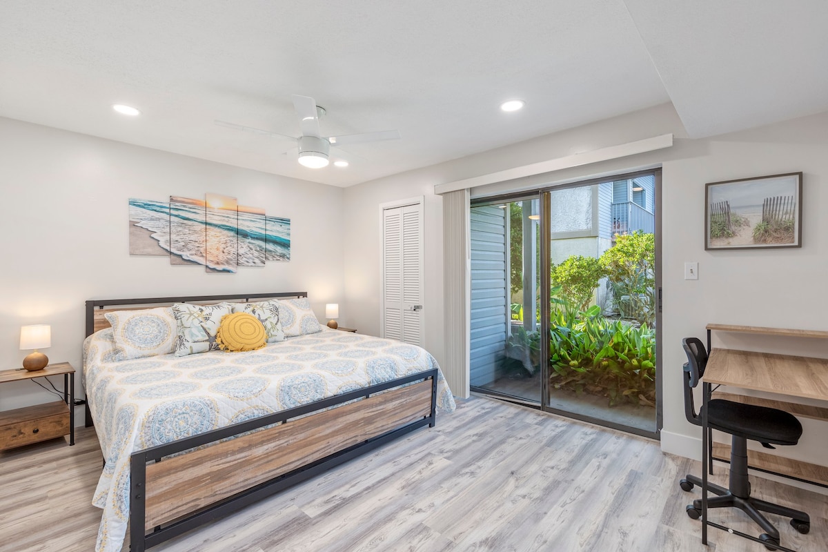 Главна спална соба со брачен кревет и биро/стол 