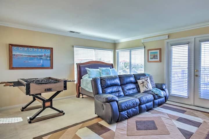 Chumba cha Michezo cha Loft kilicho na televisheni kubwa ya skrini tambarare, meza ya mpira wa magongo, kochi la ngozi na kitanda cha ukubwa wa Malkia