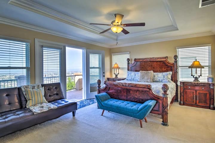 Chumba kikuu cha kulala (chumba cha kulala cha 5) kilicho na kitanda aina ya King, sofa ya futoni, televisheni kubwa ya fleti na bafu la chumbani