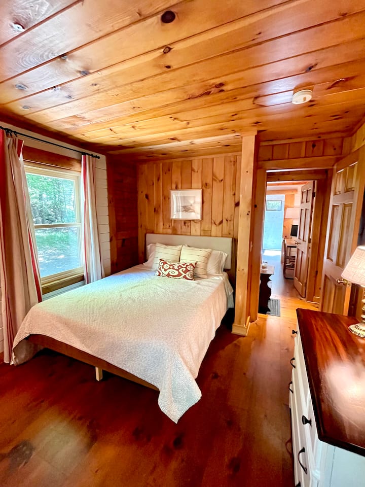 Მეორე საძინებელი საწოლით, სამუშაო სადგურითა და კომოდით