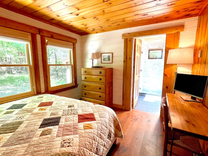 Მთავარი საძინებელი კალიფორნიის დიდი საწოლით, სამუშაო სადგური მონიტორით და თანდართული ახლადგარემონტებული სააბაზანო