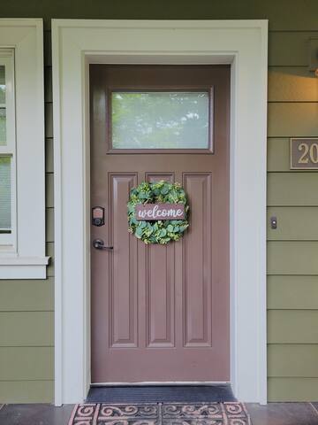 Classic Admiral District Townhome in West Seattle gallery image 2
