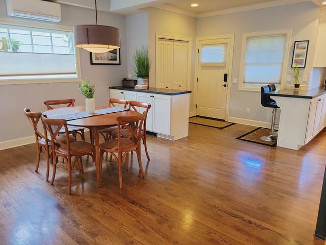 Classic Admiral District Townhome in West Seattle gallery image 3