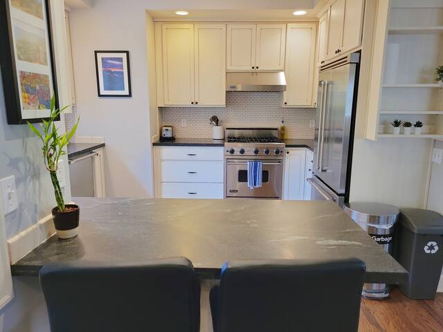 Classic Admiral District Townhome in West Seattle gallery image 4