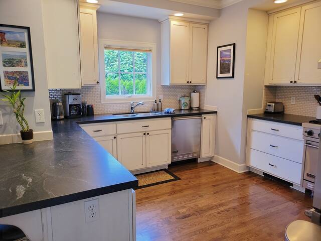 Classic Admiral District Townhome in West Seattle gallery image 5