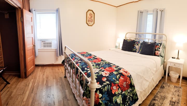 Lit queen size, deux fenêtres et un grand placard intégré pour vos vêtements