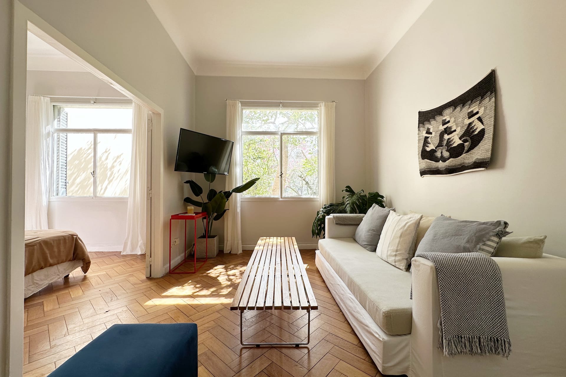 One-bedroom apartment in San Nicolás with courtyard-facing garden view