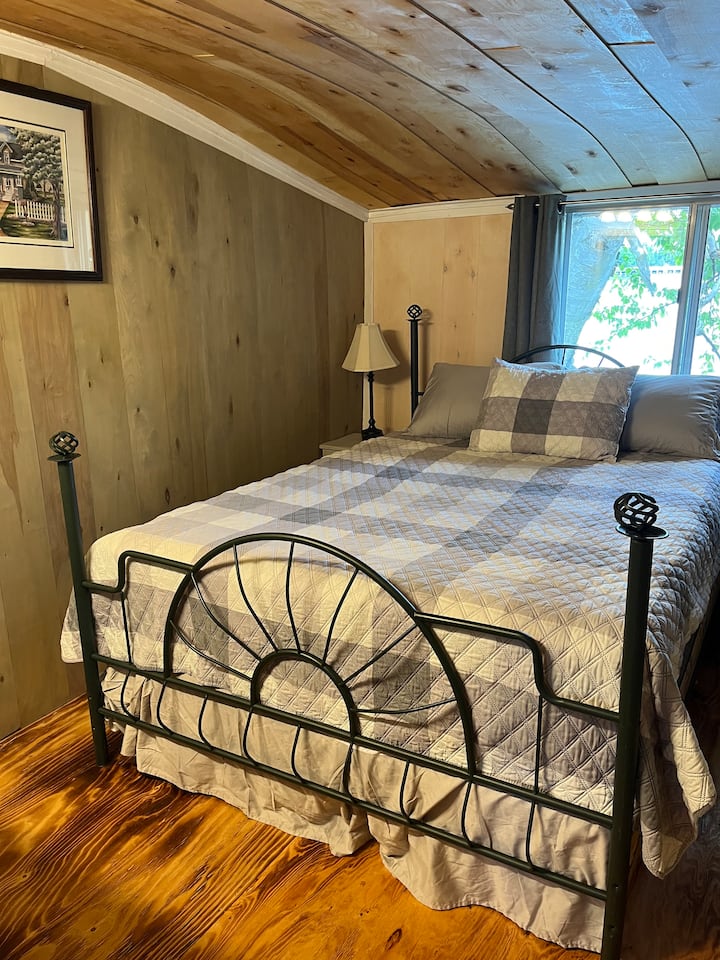 Lit queen size avec commode, miroir et crochets. Vue sur le lac