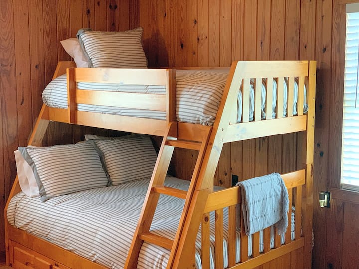 Ორსართულიანი საწოლი - ორი ერთადგილიანი საწოლი და ორი სრული საწოლი, რომელიც მდებარეობს მე-2 სართულზე