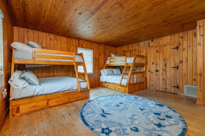 ორი ტყუპი და ორი სავსე საშუალო საძინებელში მაღლა