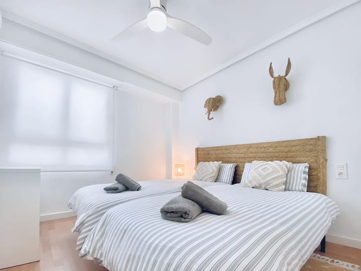 Secondary bedroom with twin beds / Second double room with two twin beds