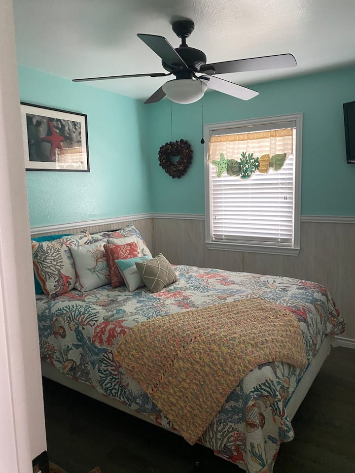 Questa è la camera da letto con ingresso. È bello, tranquillo, ha la sua smart TV e un grande armadio. 