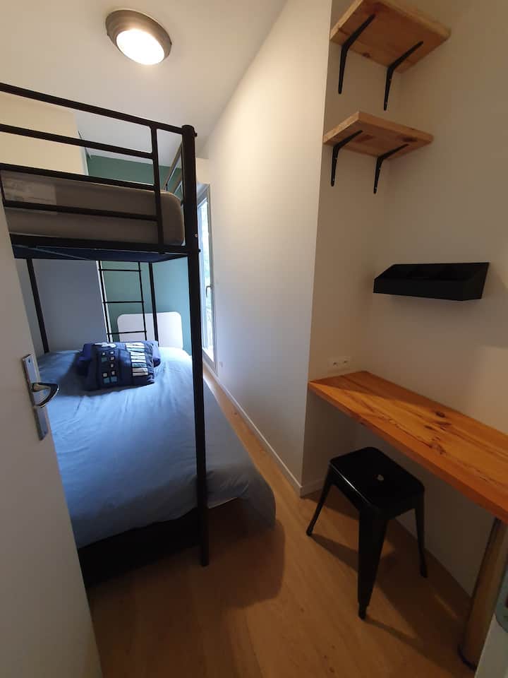 Chumba kidogo cha kulala lakini pamoja na kitanda chake cha 120/190, mlango wake wa dirisha unaoangalia bakoni, kabati lake la kuteleza na dawati lake dogo, kinafanya kazi ingawa ni kidogo.