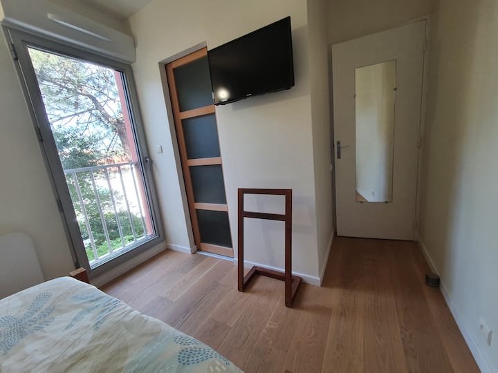 Chumba cha kulala kilicho na chumba kidogo cha kuvaa. 