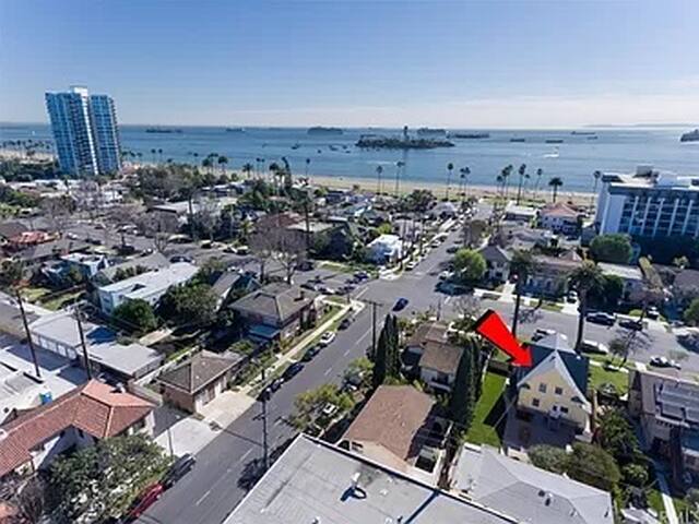 1 block from the beach spacious vacation home gallery image 3