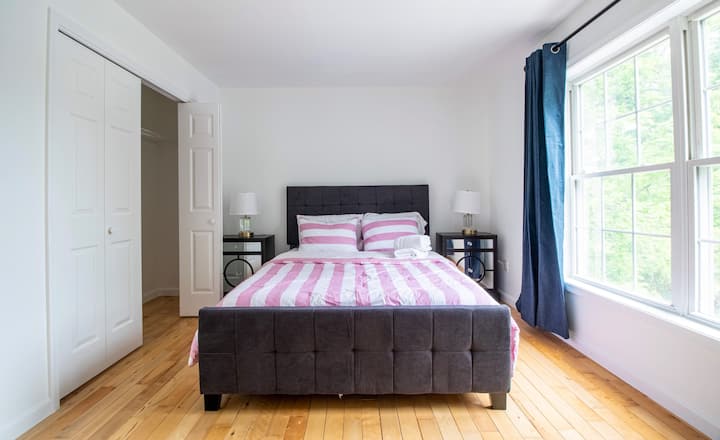 Boyd Collection queen polstret seng med Lan-samling hukommelsesskummadras for din bedste komfort nat til hvile.