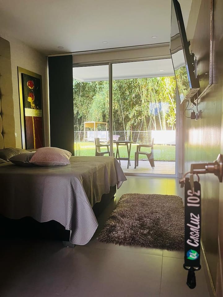 Una experiencia de descanso consciente te espera . Su terraza privada es un refugio natural donde podrás despertar con el sonido de las aves, caminar descalzo, hacer grounding y respirar profundo mientras el entorno te abraza en calma y serenidad .